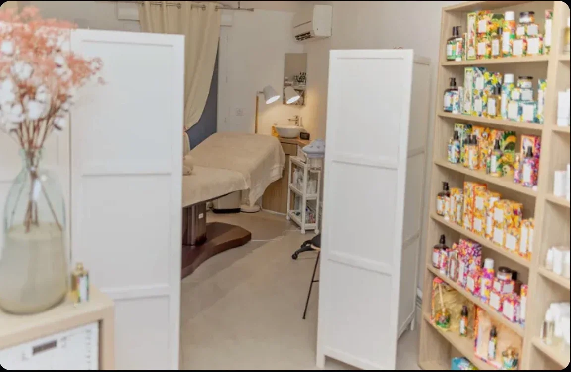L'espace boutique avec les produits Baïja et l'accès à la cabine