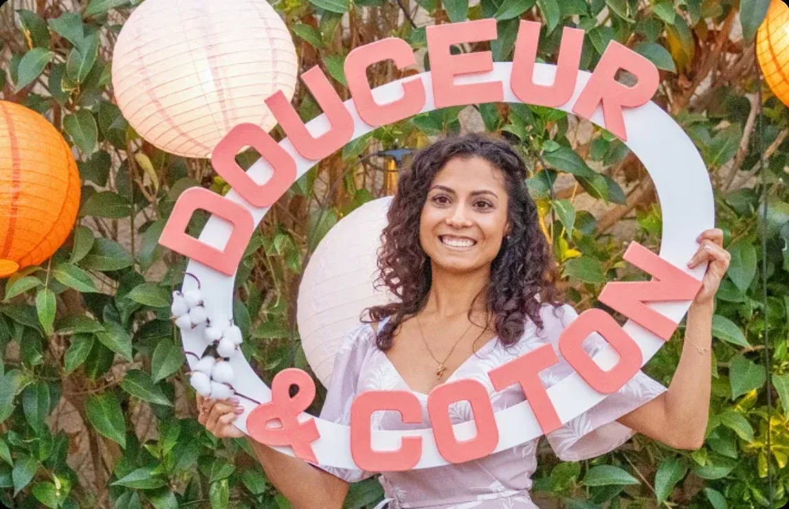 Stéphanie, fondatrice de Douceur & Coton, souriante derrière le cadre de l'institut